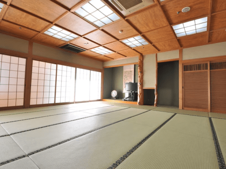 【本館・和室30畳のお部屋】大変広い造りとなっておりますので、大人数のご宿泊にもお応えいたします。