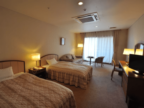 【洋室・ツイン】機能的なツインルーム。眺望はございませんが、お一人のご宿泊にも対応いたします。