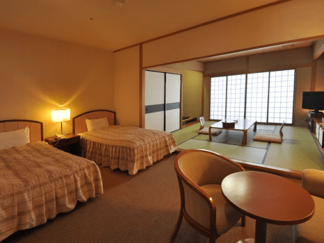 【和洋室】ツインと8畳間Ｎ広々とした贅沢な造りのお部屋です。