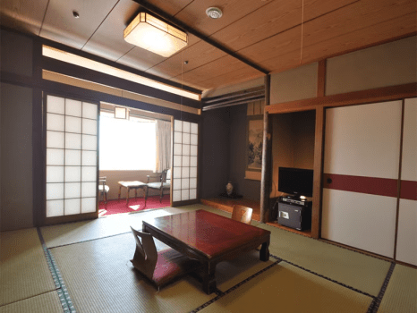 【本館和室】玉名の市街地に面した明るい和室です。