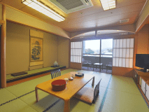 【北館・和室12畳】広めのつくりなので、ご家族やご友人との旅行にも安心のお部屋です。