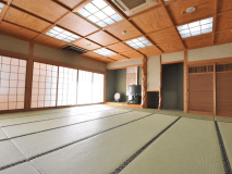 【本館・和室30畳のお部屋】大変広い造りとなっておりますので、大人数のご宿泊にもお応えいたします。