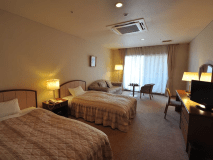 【洋室・ツイン】機能的なツインルーム。眺望はございませんが、お一人のご宿泊にも対応いたします。