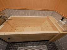 【特別和洋室】の檜のお風呂。お部屋でも檜風呂が楽しめます♪