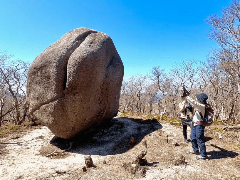国見岳の奇岩「桃岩」
