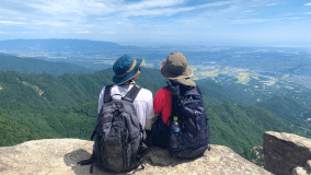 御在所岳の中登山道テラスに座る山ガール