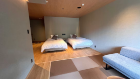 最上階602号室（イメージ）セミダブルベッドが2つ
ベッドから窓外が正面に見える