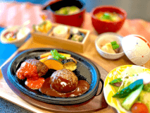 松阪牛とジビエ（鹿肉）のハンバーグ（各120ｇ）、小鉢はお任せ、猪肉の角煮
※料理イメージです