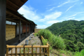 露天風呂に通ずる通路。山並みが見られます。