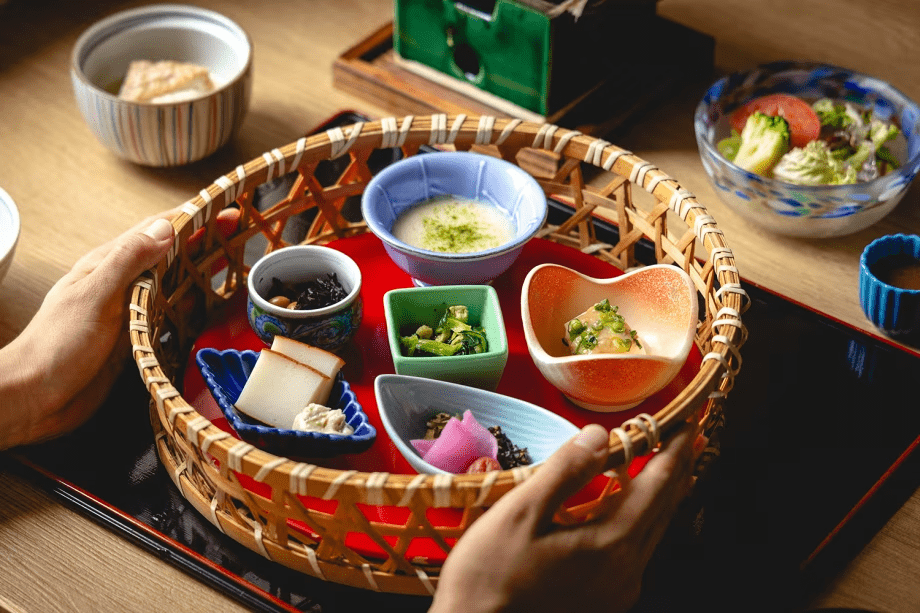 【ご朝食】　彩り豊かな籠盛り膳で、旅館ならではの朝時間を