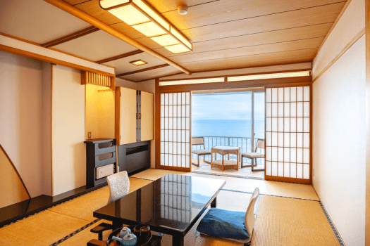 【一般客室】（一例） 窓いっぱいに広がる海景色とともに過ごす癒しの客室