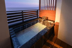 翻新半特色日式西式客房「青空」（藍天）設有露天浴池