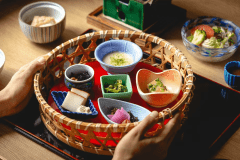【ご朝食】　彩り豊かな籠盛り膳で、旅館ならではの朝時間を