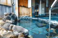【温泉｜遊々湯苑】［3階・岩風呂］ 湯けむりに包まれる岩風呂
