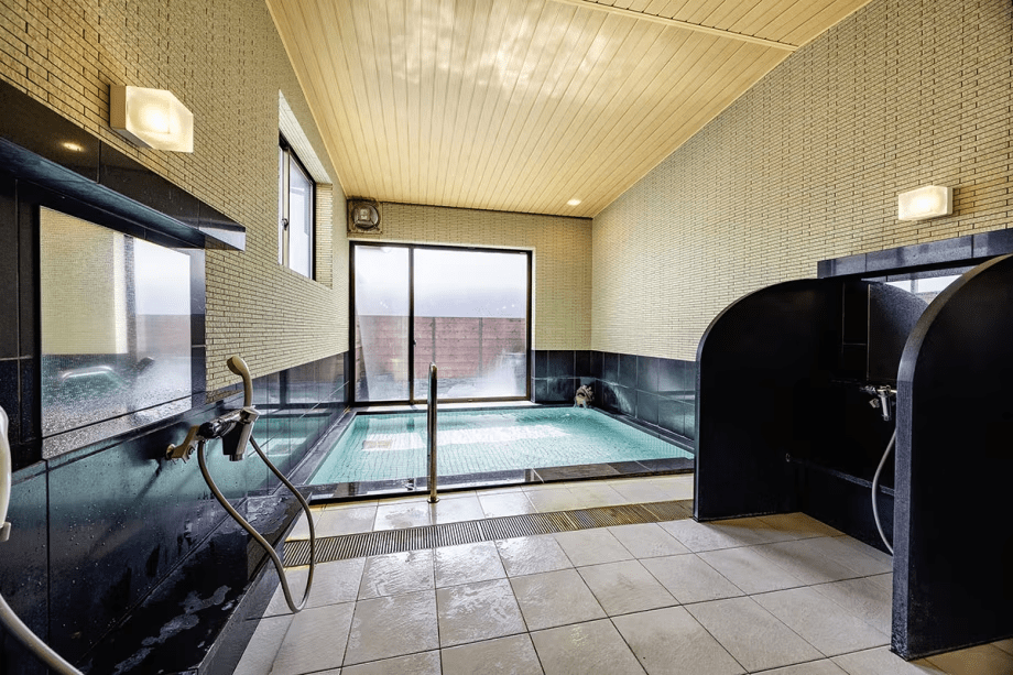 【SAZANA-大浴場】「熱の湯」とも称され、冷え症などにも効果的な湯をごゆっくりとお楽しみ下さい。