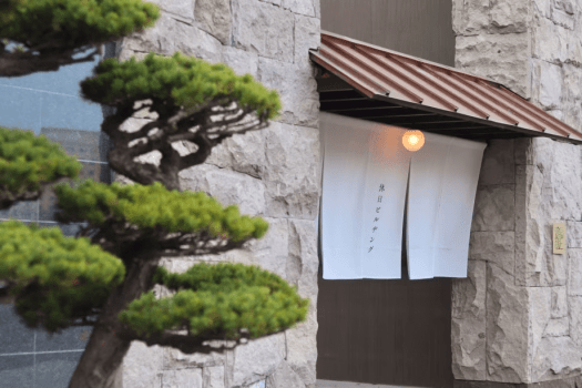 ［休日ビルヂング］ホテルの他に、お風呂やラウンジがある、休日を過ごす人専用のビルヂングです。