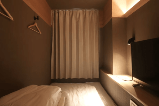 【ドミトリー／女性専用】広さは畳2.18枚分（約2&times;1.6M）。従来のカプセルルームよりゆとりがあります。