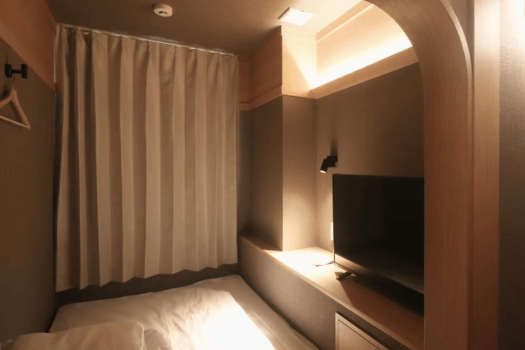 【ドミトリー／女性専用】枕元にコンセント、読書灯、クッションを備え付けています。