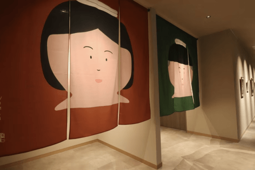 【2階「休日湯」】お風呂入口。可愛い暖簾がお迎えいたします。