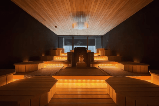 【2階「休日湯」／ヌシと十五人のサウナ】隣同士が程よい距離感を保てるよう定員はヌシを除いて15人。