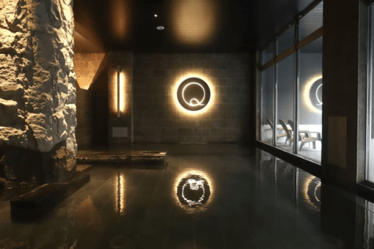 【2階「休日湯」／主浴槽】ゆっくりお風呂で温まって心と体を休める。休日に入りたい小さな風呂屋です。