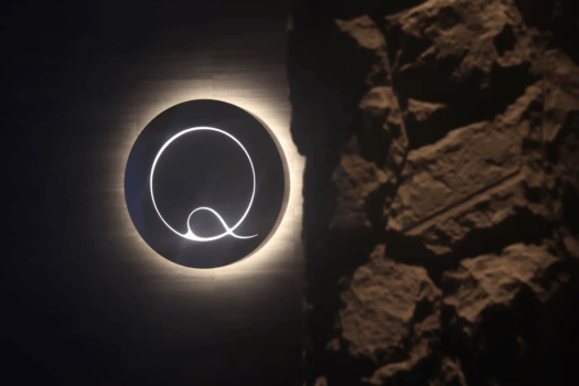 【2階「休日湯」／主浴槽】休日湯の温泉は鉄分など各々含有成分が異なる3本の自家源泉をブレンド。