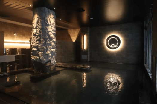 【2階「休日湯」／主浴槽】休日ビルヂング［休日湯］豊平川から自噴する3本の源泉ををブレンドしています。