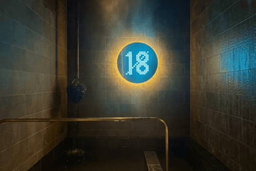 【2階「休日湯」／浴びる水風呂R18】深さは女湯約114cm、男湯約130cm。安全面から18歳以上のお客様限定。