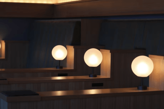 【3階ラウンジ「THE LOUNGE DAY OFF」】ごろんとなれるベッドタイプの席。くつろぎ方はご自由に。