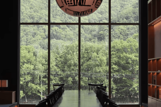 【3階ラウンジ「THE LOUNGE DAY OFF」】大きな窓と11Mの一枚板のテーブルが印象的です。