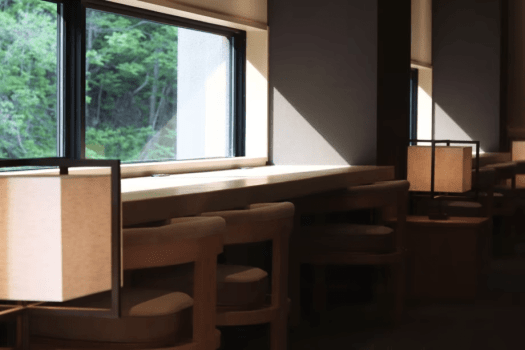 【3階ラウンジ「THE LOUNGE DAY OFF」】コンセント付のカウンター席。イヤホンを使って動画鑑賞なども。