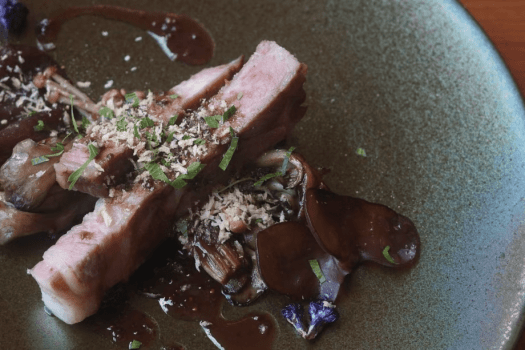 【ある日の夕食一例／メインの豚肉を使ったお料理】盛り付けや彩りにも工夫を凝らして。