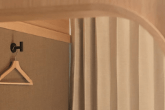 【ドミトリー／女性専用】洋服掛けフックを付けるなど、小さいながら機能性を大切にしました。