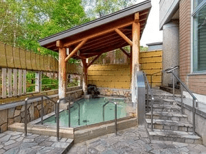 【Open-Air Bath】Offers distant views of the Shokan Range. Spacious enough for 6 to 7 people at once.