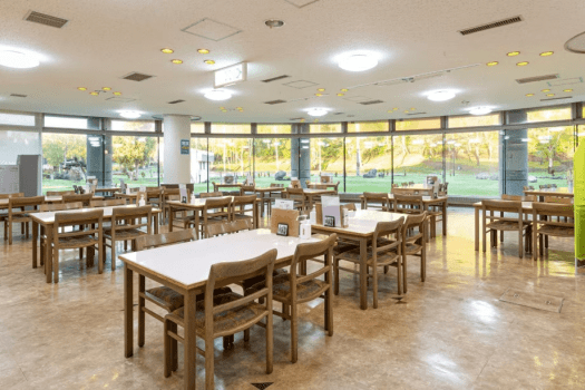 【レストラン／せせらぎ】ゆったりとお食事をお愉しみくださいませ。