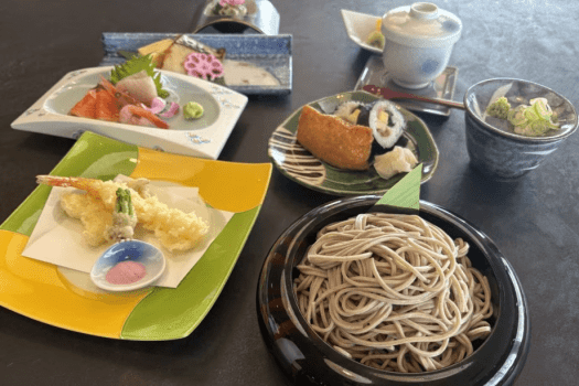 [Dinner Image] For dinner, please enjoy a mini set meal that includes handmade soba noodles, a specialty of Numata Town (the photo is an example).