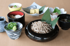 【夕食イメージ】夕食は沼田町名物の手打ちそばが付いたミニ御膳をどうぞ（写真は一例です）。