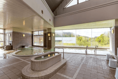 【大浴場】微かな硫黄の香りが特徴の単純硫黄冷鉱泉は、身体があたたまりお肌はなめらかに。