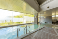 [Large public bath] The large public bath is bright and open. The view through the large glass windows is also soothing.