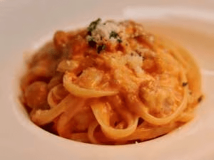 【ご夕食】ご夕食7,000円コース限定の塩水ウニのパスタ（お料理は季節により変更の場合がございます）。