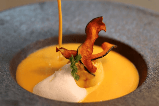 【ご夕食】自家製南瓜ジェラートを使用したスープ一例（お料理は時季や仕入れ状況により変更いたしますので写真は一例です。当日のお料理を確約するものではございませんのでご了承願います）。