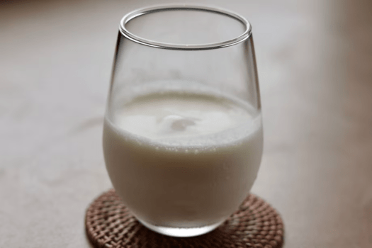 【モーニング】「高砂酒造」の酒粕を使った甘酒スムージー（お料理は時季や仕入れ状況により変更いたしますので写真は一例です。当日のお料理を確約するものではございませんのでご了承願います）。