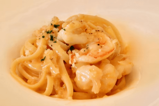【ご夕食】ご夕食5,000円コースの海老のトマトクリームパスタ（お料理は時季や仕入れ状況により変更いたしますので写真は一例です。当日のお料理を確約するものではございませんのでご了承願います）。