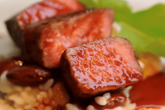 【ご夕食】ご夕食7,000円コースのお肉料理一例（お料理は時季や仕入れ状況により変更いたしますので写真は一例です。当日のお料理を確約するものではございませんのでご了承願います）。