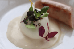 【モーニング】「酒井農場」の卵と「定山渓精肉店」のソーセージ（お料理は時季や仕入れ状況により変更いたしますので写真は一例です。当日のお料理を確約するものではございませんのでご了承願います）。