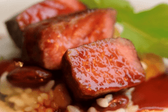 【ご夕食】ご夕食7,000円コースのお肉料理一例（お料理は時季や仕入れ状況により変更いたしますので写真は一例です。当日のお料理を確約するものではございませんのでご了承願います）。