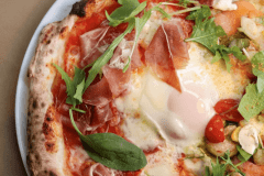 【ご夕食】「雨ノ日と夕やけ」自慢のピザ（お二人で1枚です）（お料理は時季や仕入れ状況により変更いたしますので写真は一例です。当日のお料理を確約するものではございませんのでご了承願います）。