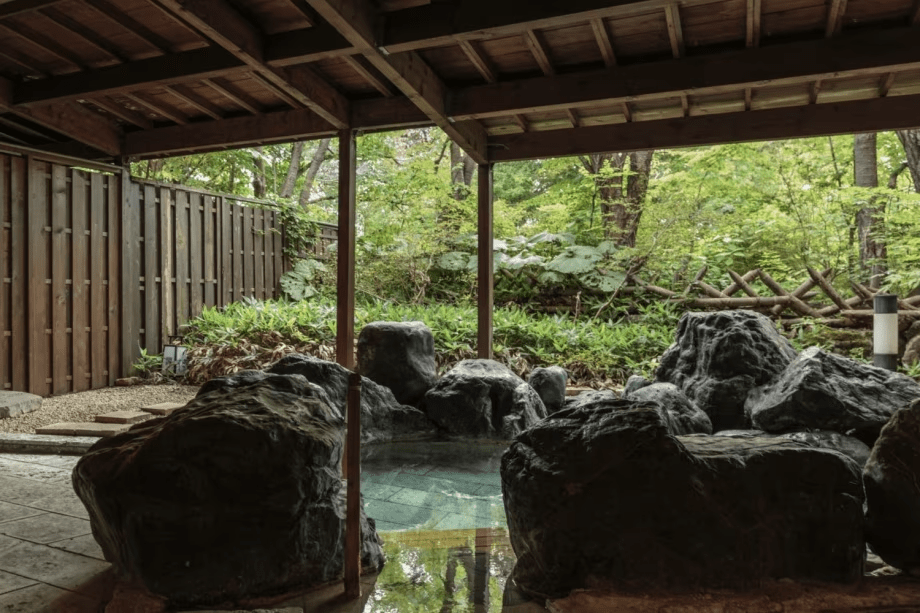 【大浴場／露天風呂】岩造りの露天風呂は野趣溢れる雰囲気です。