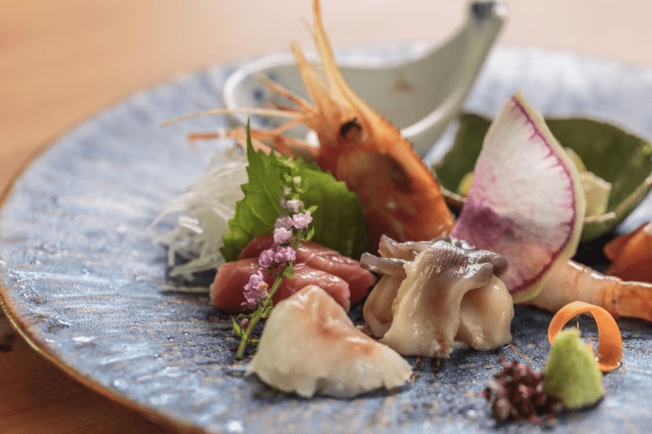 ご夕食／お料理一例（お造り）】新鮮な海の幸も心ゆくまでお召し上がりくださいませ。