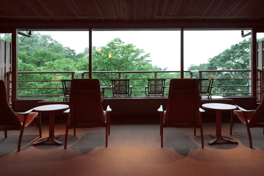 【2Fゲストラウンジ】テラスに出ると、鳥のさえずりや木々のざわめき、湖を渡る風の音が耳を愉しませてくれます。